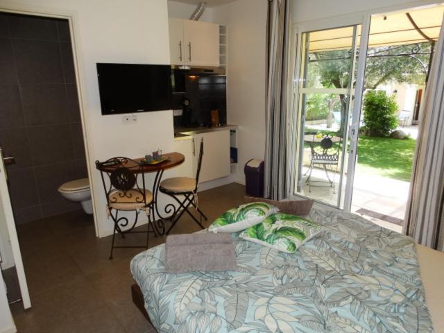 Gites En B&B Le Clos De La Cerise ชาโตเนิฟ-ดู-ปาป ภายนอก รูปภาพ