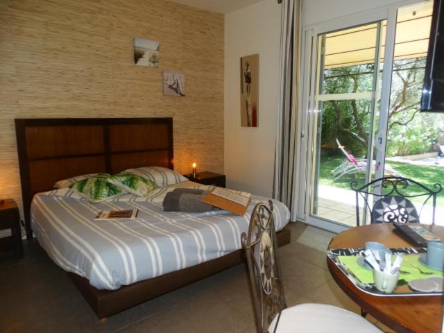 Gites En B&B Le Clos De La Cerise ชาโตเนิฟ-ดู-ปาป ภายนอก รูปภาพ