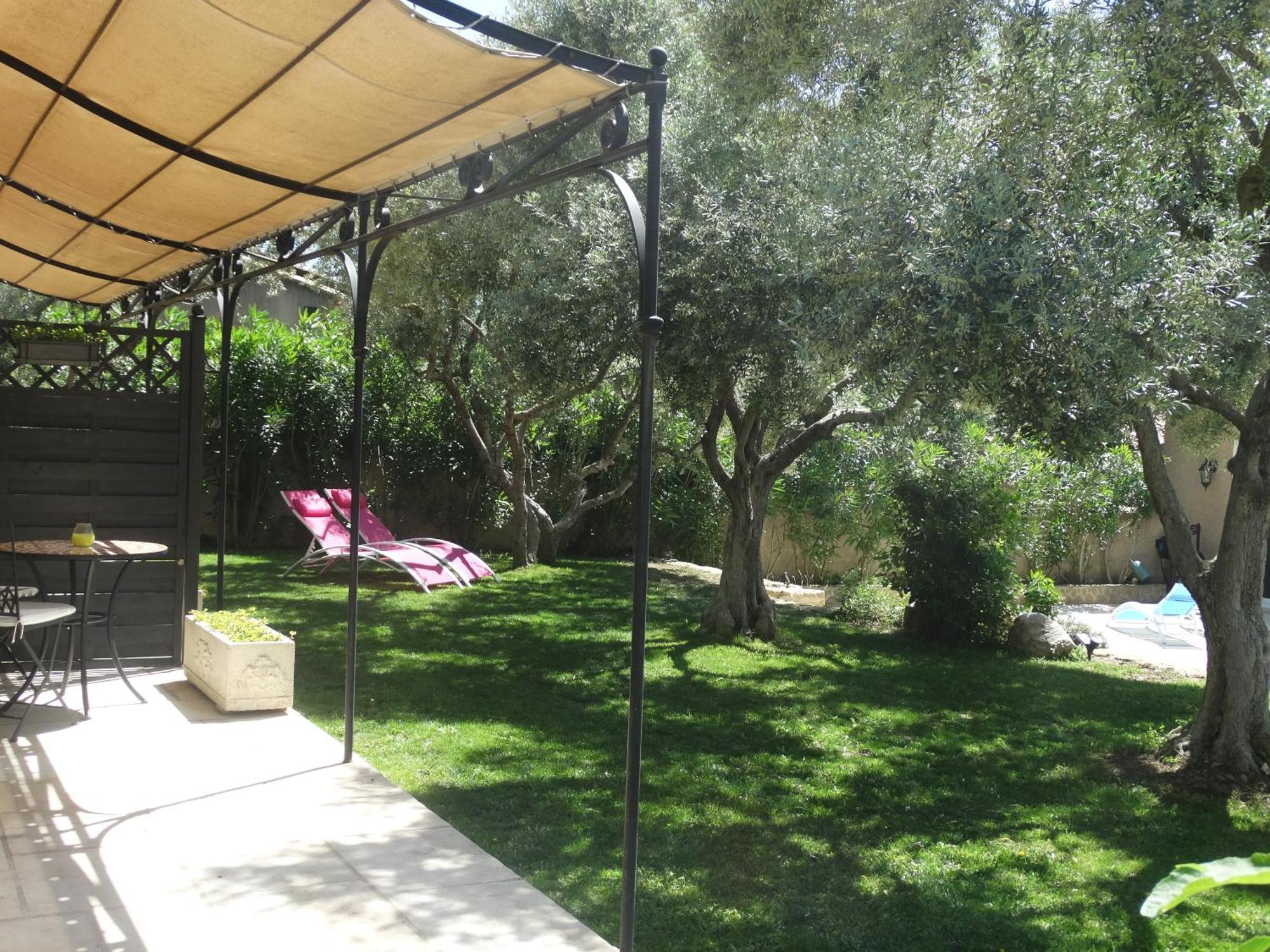 Gites En B&B Le Clos De La Cerise ชาโตเนิฟ-ดู-ปาป ภายนอก รูปภาพ